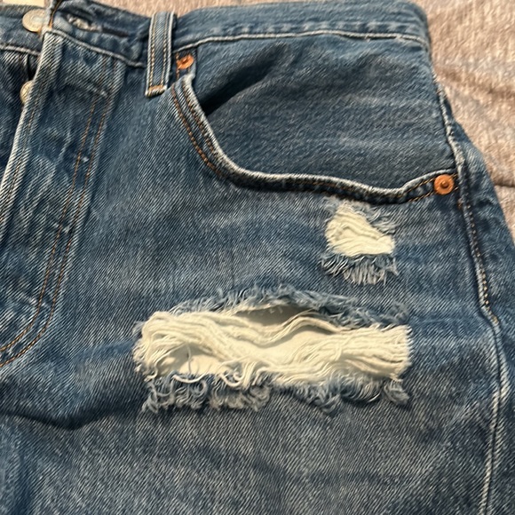 Levi brand tattered shorts - Picture 3 of 6